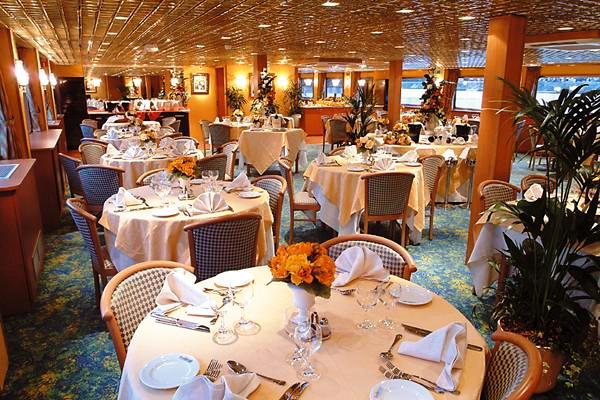El luminoso Restaurante del buque CRUCEROS MS FERNANDO DE MAGALLANES FERNAO DE MAGALHAES CROISIEUROPE